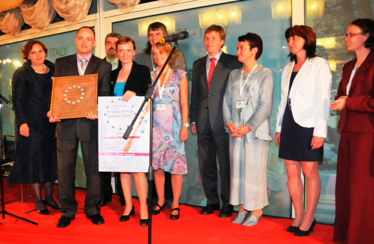 Starosta Jiří Ulvr (vlevo) převzal ocenění za druhé místo